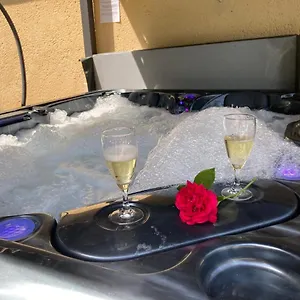 Des Combes Blanches Avec Piscine Et Jacuzzi Hébergement de vacances Frayssinet-le-Gélat